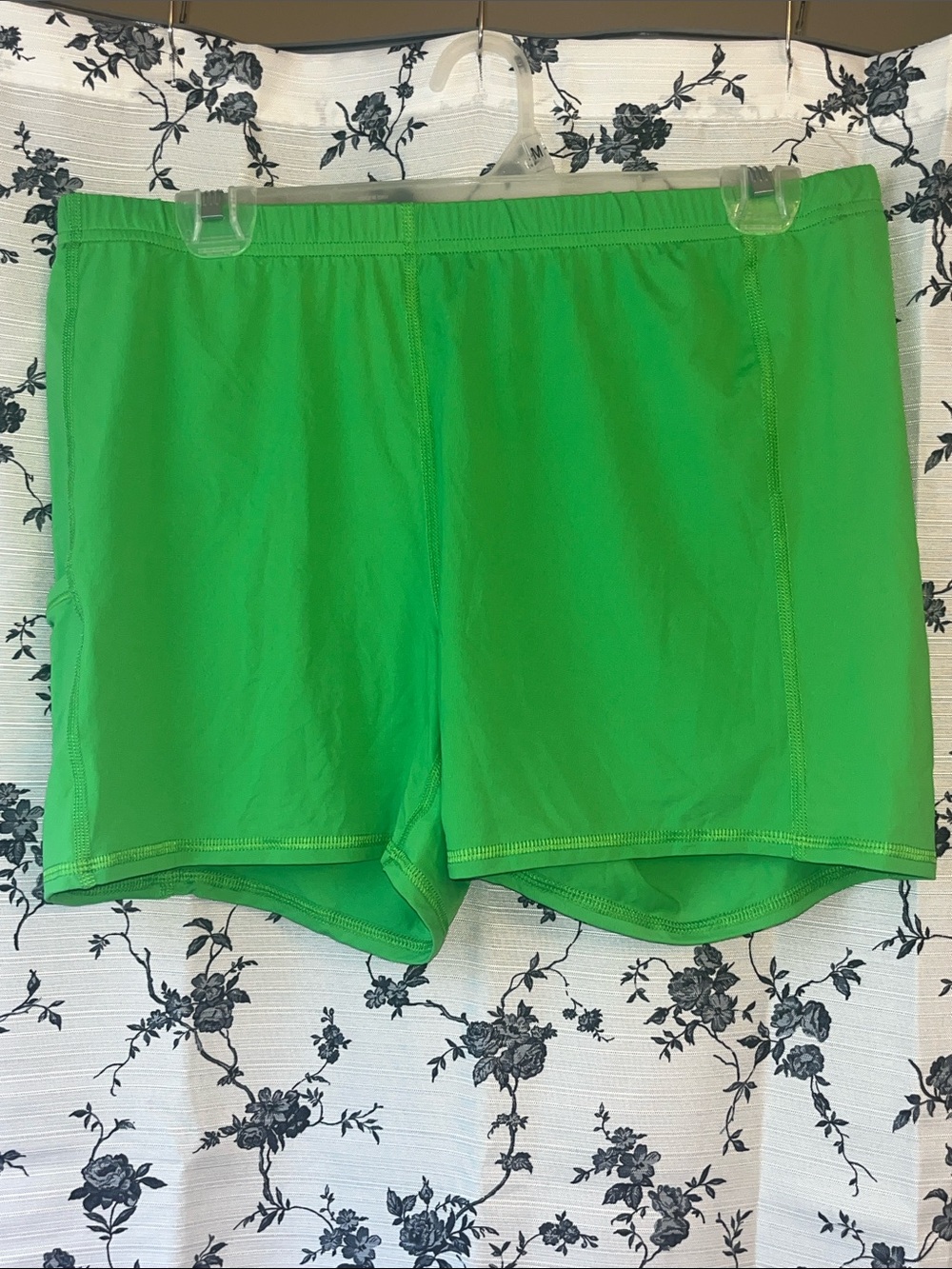 Lilly Pulitzer NWT Luxletic Biker Shorts in Putting Green - Picture 2 of 7
